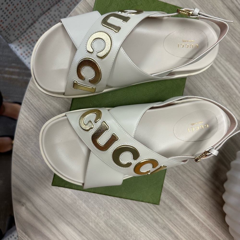 GUCCI LOGO LEATHER SANDALS